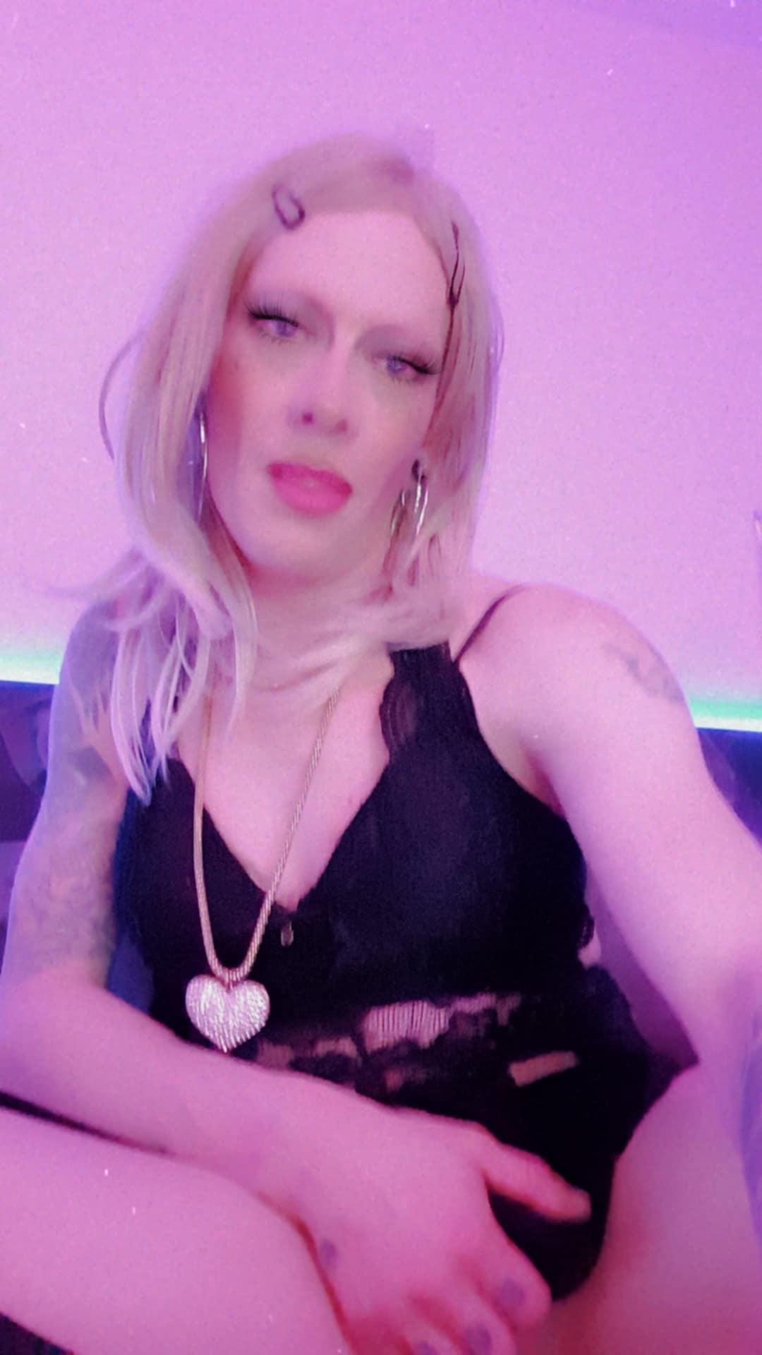HORNYHellokitty from Switzerland