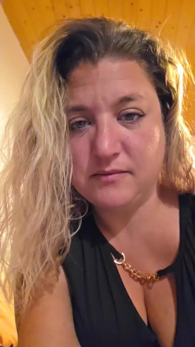 Lylyyayalib1986 from Switzerland