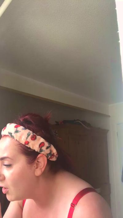 Meggieee98 from United Kingdom